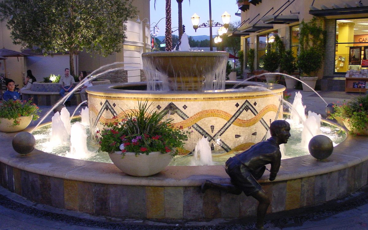 Tiled fountain in an outdoor plaza in Santa Clarita, CA